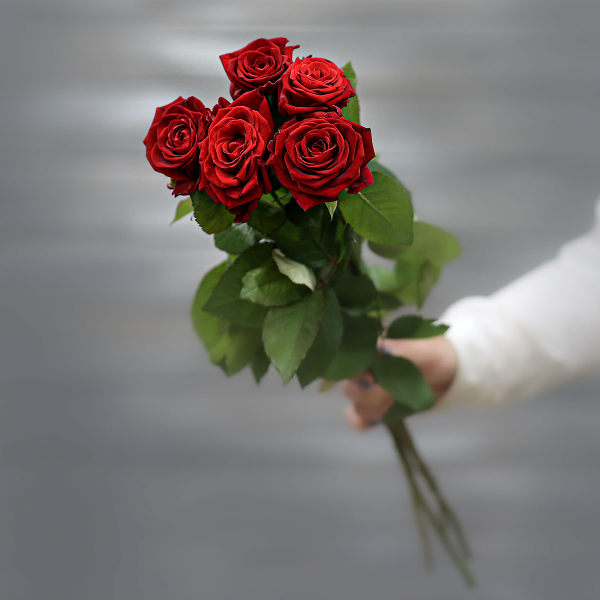 Букет из 5 красных роз в крафте с красной лентой, 50 см, Россия